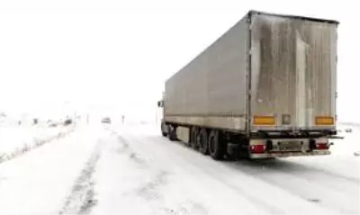 Ardahan'da kar ve tipi ulaşımı aksatıyor