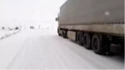 Ardahan'da kar ve tipi ulaşımı aksatıyor Ardahan'da kar ve tipi ulaşımı aksatıyor