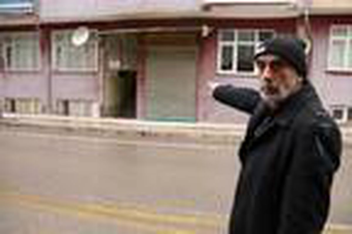Depremde hasar gören apartmanların demir kapıları çalındı