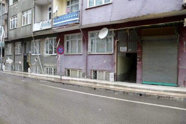 Depremde hasar gören apartmanların demir kapıları çalındı