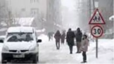 Eleşkirt’te kar ve tipi etkili oluyor