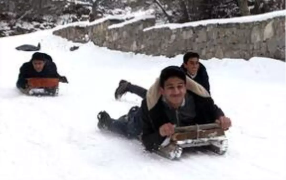 Erzincan'da çocukların kızak keyfi