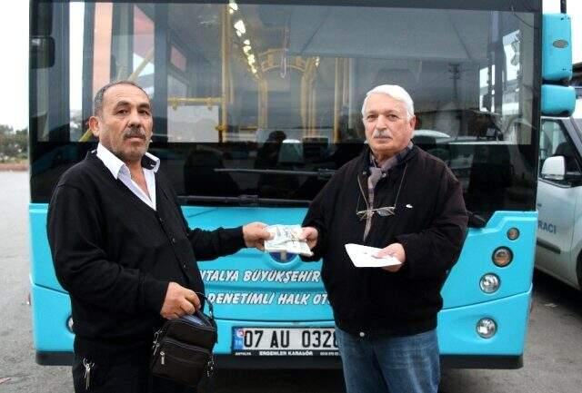 İçinde 107 bin liralık döviz bulunan çantayı sahibine teslim etti