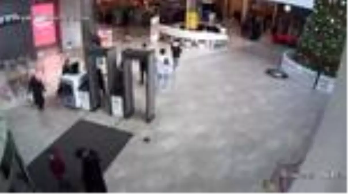 İstanbul-yazar nazlı eray'ın çantasını çalan şüpheliler kamerada