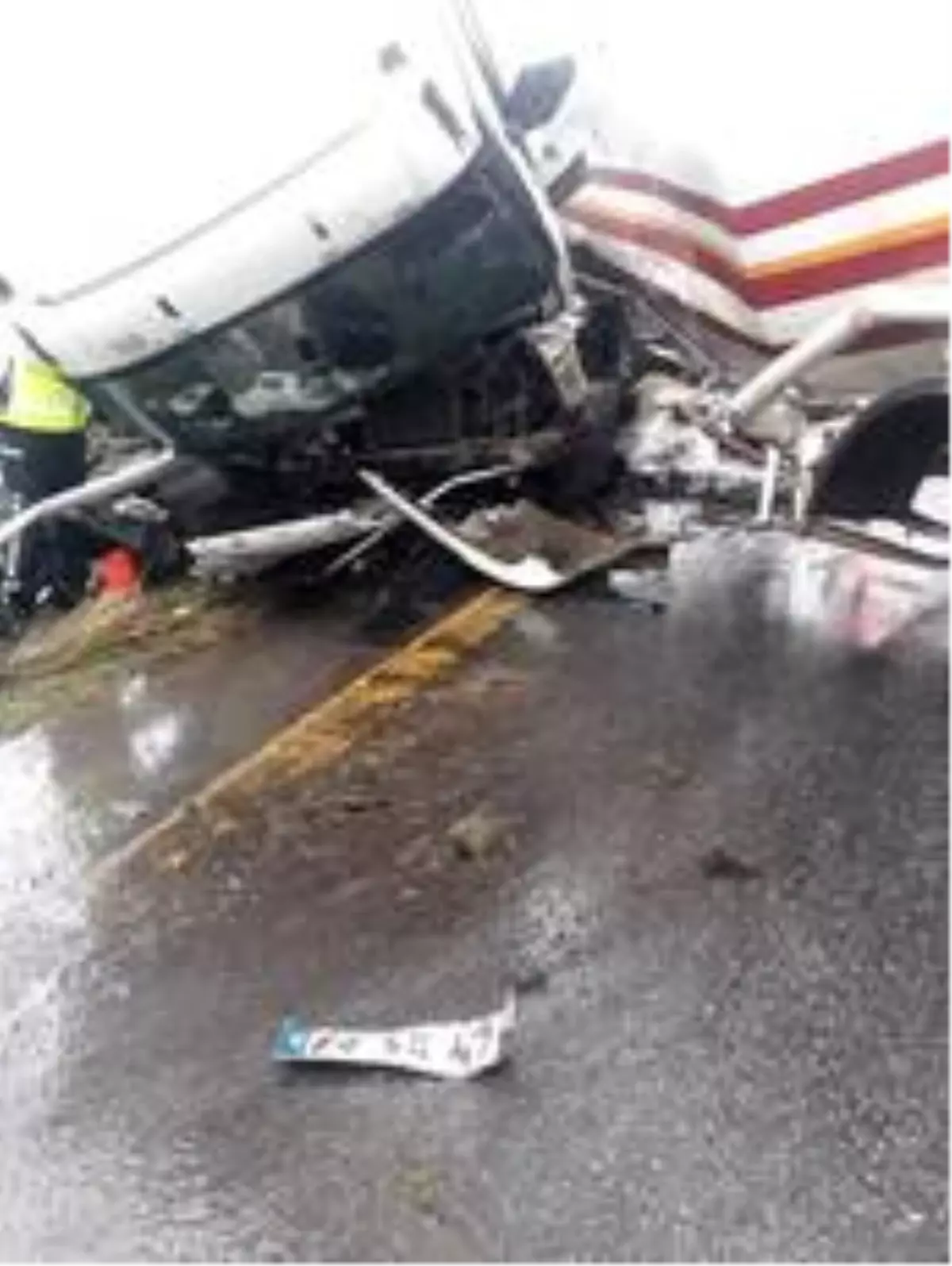 Hatay'ın Payas ilçesinde kontrolden çıkan dolu LPG tankeri gişeler yolundaki levha direğine çarptı. Facianın eşiğinden dönülen kazada sürücü hafif yaralandı. ile ilgili görsel sonucu"