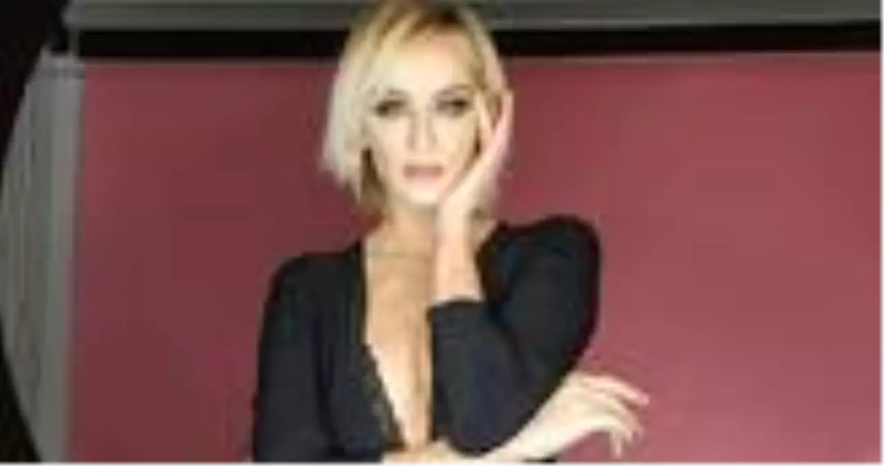 Model Didem Soydan, ayna karşısında cesur bikinisiyle poz verdi