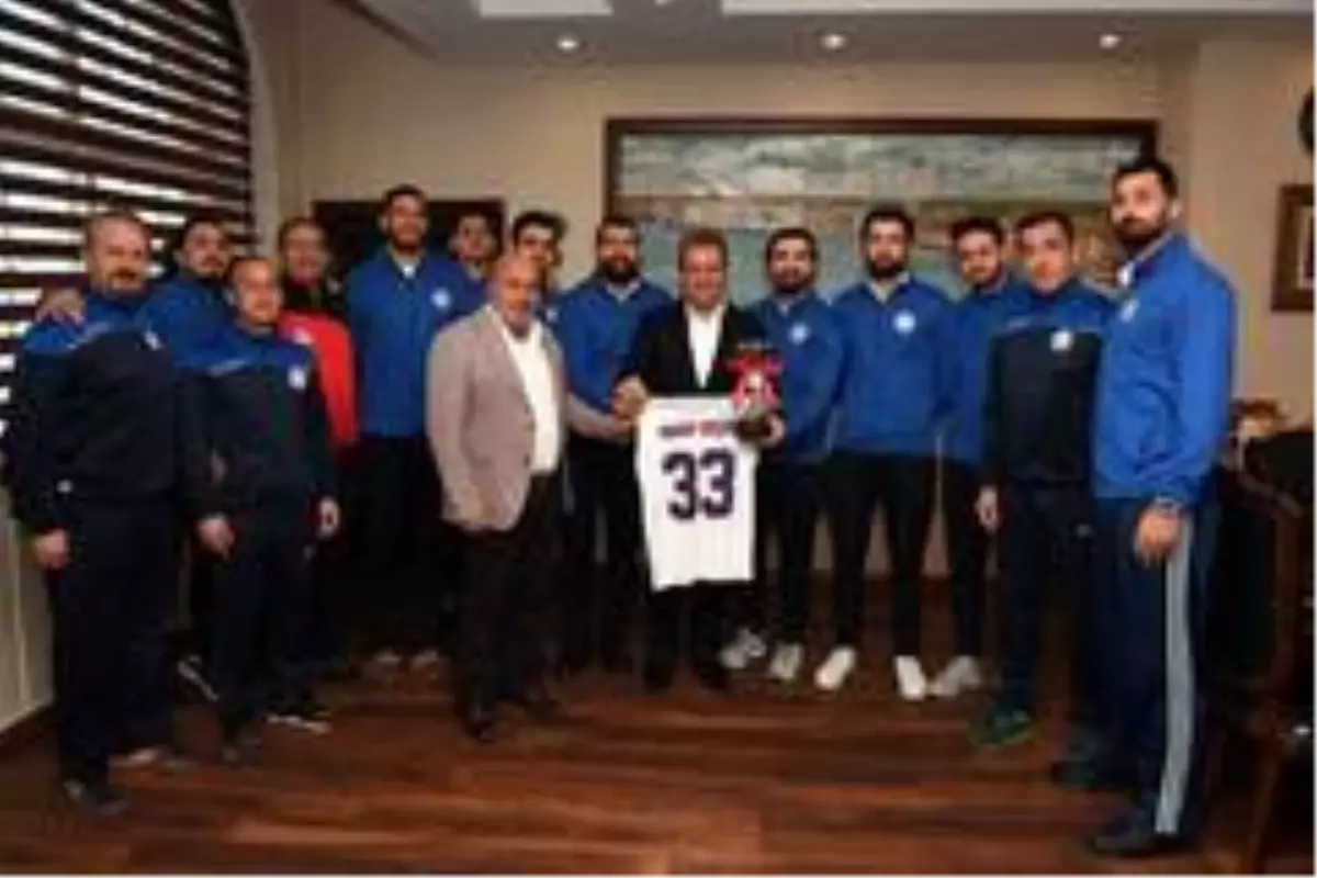 Namağlup basketbolcular, şampiyonluk sevincini Başkan Seçer ile paylaştı