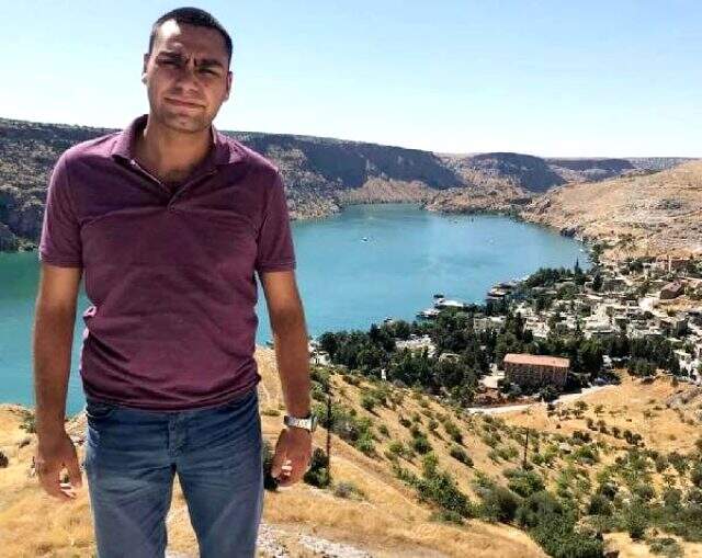 Şehit ağabeyini askeri üniforma ile son yolculuğuna uğurladı