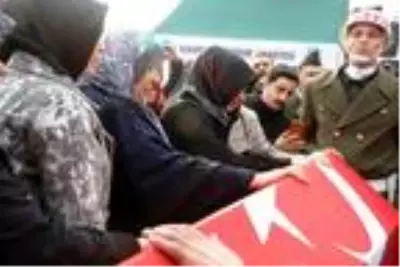 Şehit Halil Demir'in cenazesi memleketine getirildi (2) Şehit Halil Demir'in cenazesi memleketine getirildi (2)