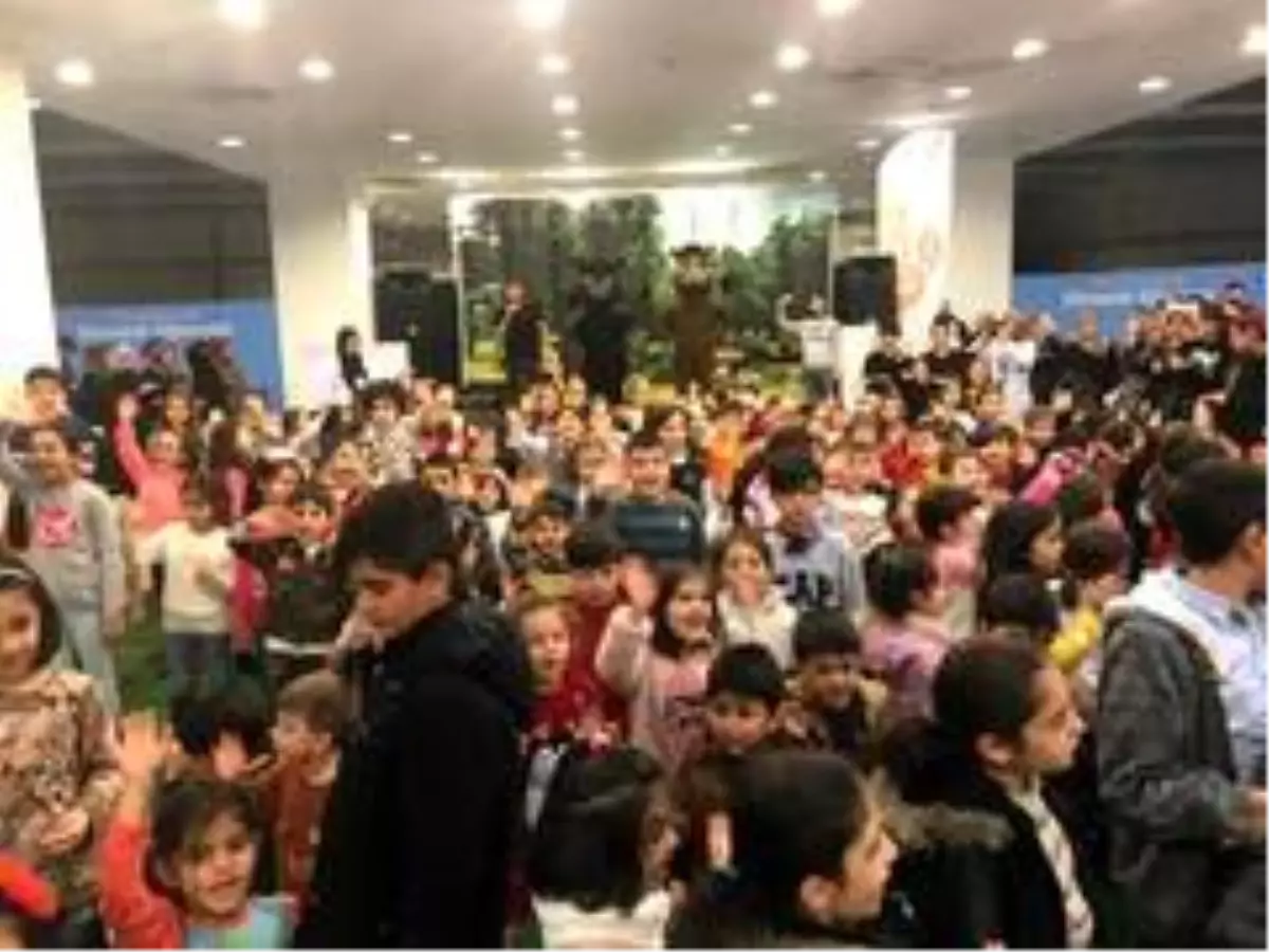 TRT Çocuk'un sevilen karakterileri Forum Erzurum'da çocuklarla buluştu