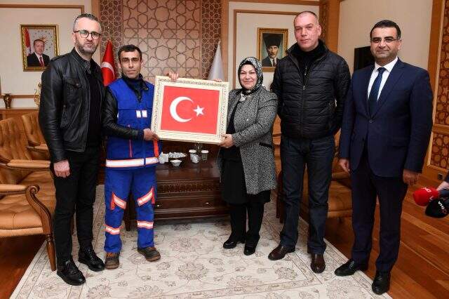Türk bayrağını yerden alıp öpen temizlik işçisi: Kahramanlar şu an çatışanlar, şehitlerdir