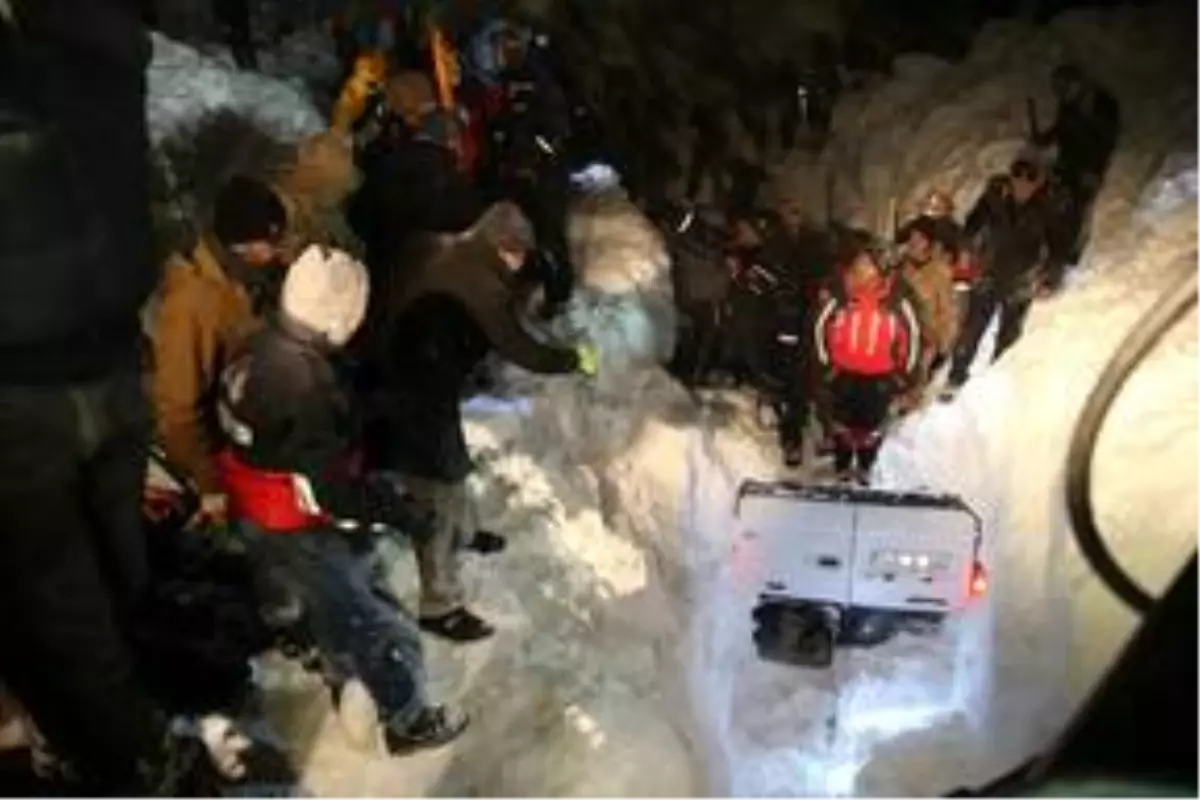 Van Valisi Bilmez: 'Çığ altında 4 kişinin cansız bedenine ulaşıldı'