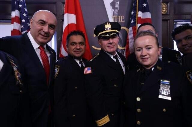 ABD'de Türk emniyet müdürü, Kuran'a el basarak yemin etti