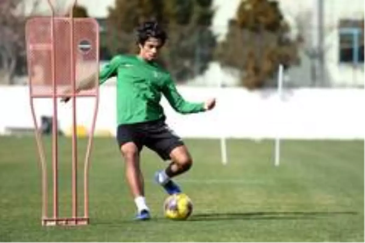 Denizlispor'da Hadi Sacko takımla çalışmalara başladı