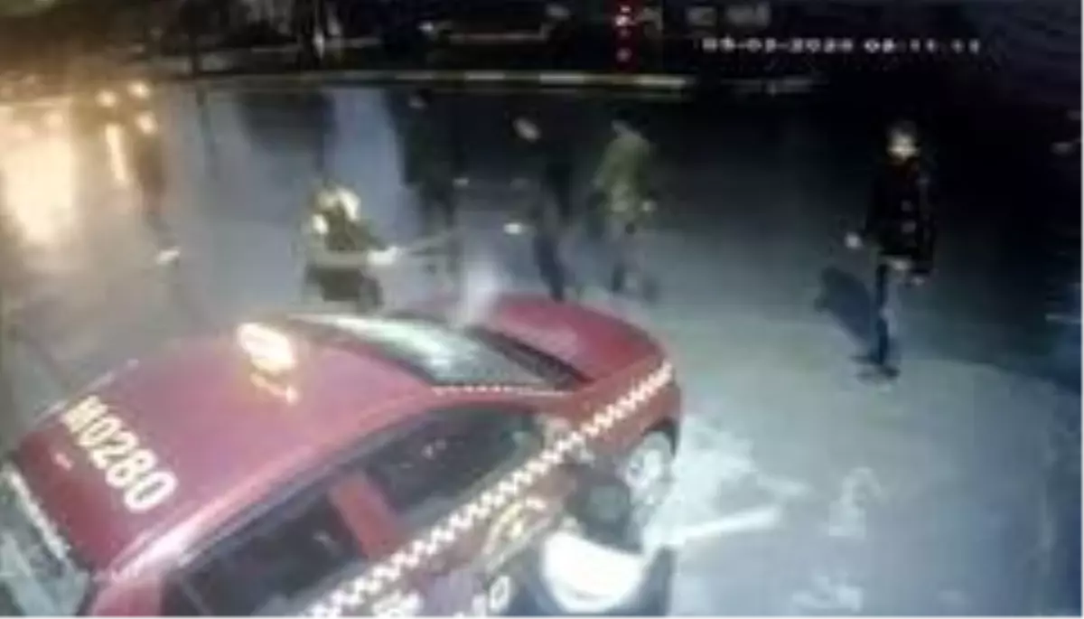 Esenyurt'ta taksinin camlarını sopalarla böyle kırdılar