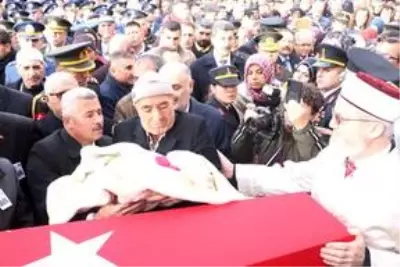İdlib şehidi Uzman Onbaşı Kadir Yıldız, Aksaray'da son yolculuğuna uğurlandı İdlib şehidi Uzman Onbaşı Kadir Yıldız, Aksaray'da son yolculuğuna uğurlandı