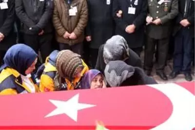 İdlib şehidi Uzman Onbaşı Kadir Yıldız, Aksaray'da son yolculuğuna uğurlandı İdlib şehidi Uzman Onbaşı Kadir Yıldız, Aksaray'da son yolculuğuna uğurlandı