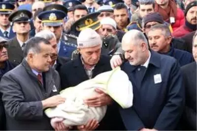 İdlib şehidi Uzman Onbaşı Kadir Yıldız, Aksaray'da son yolculuğuna uğurlandı İdlib şehidi Uzman Onbaşı Kadir Yıldız, Aksaray'da son yolculuğuna uğurlandı