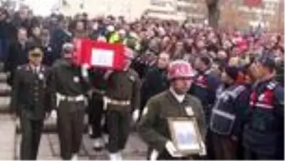İdlib şehidi Uzman Onbaşı Kadir Yıldız, son yolculuğuna uğurlandı İdlib şehidi Uzman Onbaşı Kadir Yıldız, son yolculuğuna uğurlandı