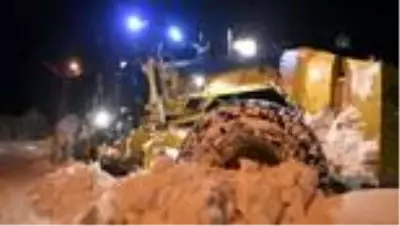 Küçük çocuğu hastaneye ulaştırmak için 8 saat tipiyle mücadele ettiler
