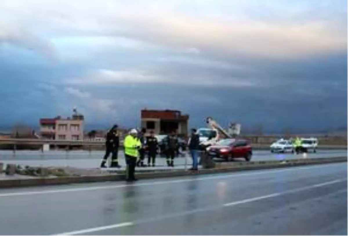 Manisa'da fırtına nedeniyle ağaçlar devrildi, binaların çatıları uçtu
