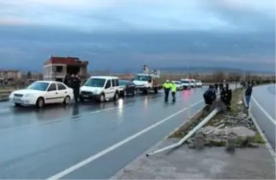 Manisa'da fırtına nedeniyle ağaçlar devrildi, binaların çatıları uçtu
