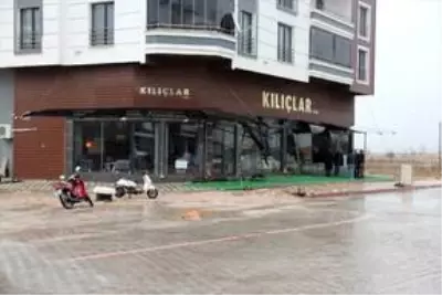 Manisa'da fırtına nedeniyle ağaçlar devrildi, binaların çatıları uçtu
