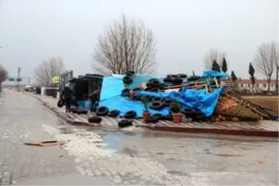 Manisa'da fırtına nedeniyle ağaçlar devrildi, binaların çatıları uçtu