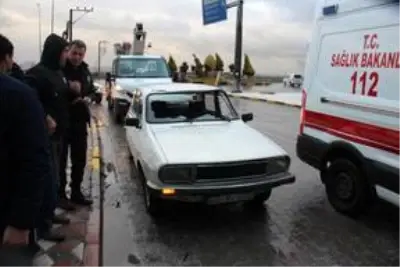 Manisa'da fırtına nedeniyle ağaçlar devrildi, binaların çatıları uçtu
