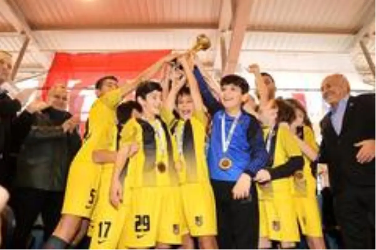 Miniminikler turnuvasında şampiyon Çeliktepespor oldu