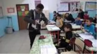 Öğrencilerin sokakta bulduğu kediler 'Boncuk' ve 'Badem' okulun maskotu oldu Öğrencilerin sokakta bulduğu kediler 'Boncuk' ve 'Badem' okulun maskotu oldu