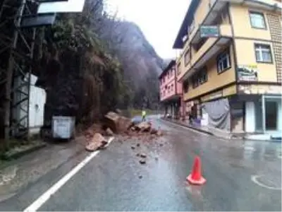 Otomobil yamaçtan kopan kayalardan kıl payı kurtuldu Otomobil yamaçtan kopan kayalardan kıl payı kurtuldu
