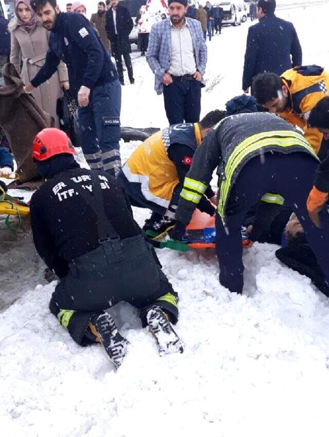 Son dakika: Erzurum'da özel halk otobüsü yol kenarına devrildi: 1 ölü, 20 yaralı