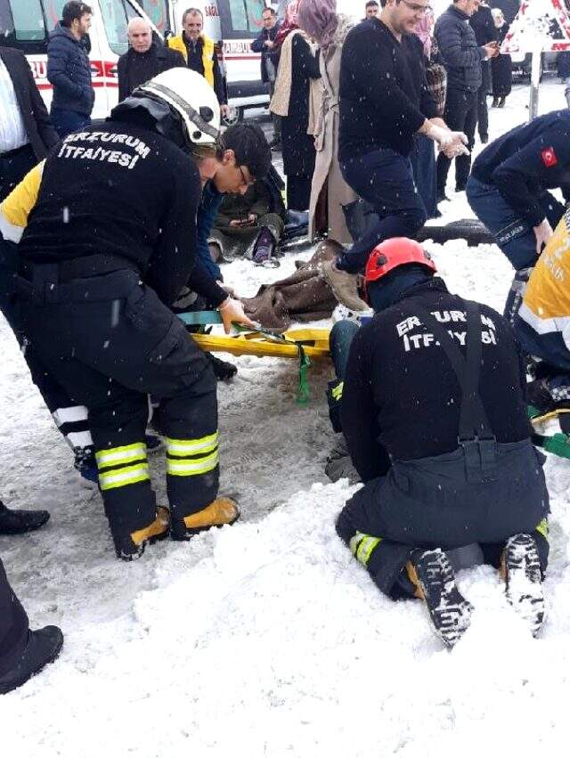 Son dakika: Erzurum'da özel halk otobüsü yol kenarına devrildi: 1 ölü, 20 yaralı