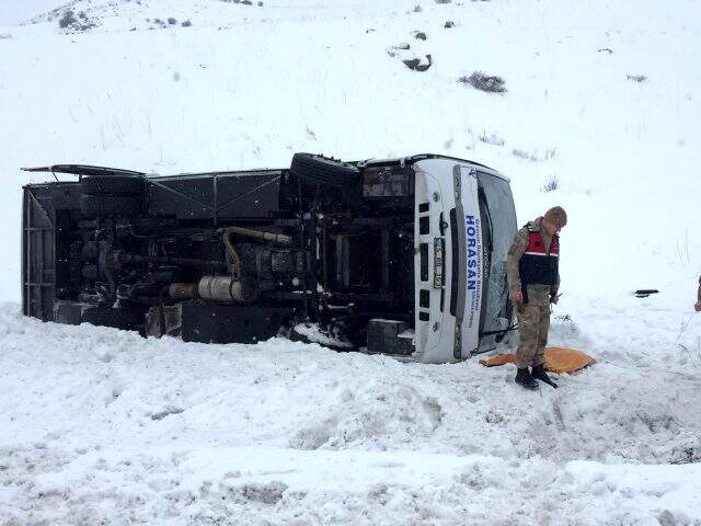 Son dakika: Erzurum'da özel halk otobüsü yol kenarına devrildi: 1 ölü, 20 yaralı