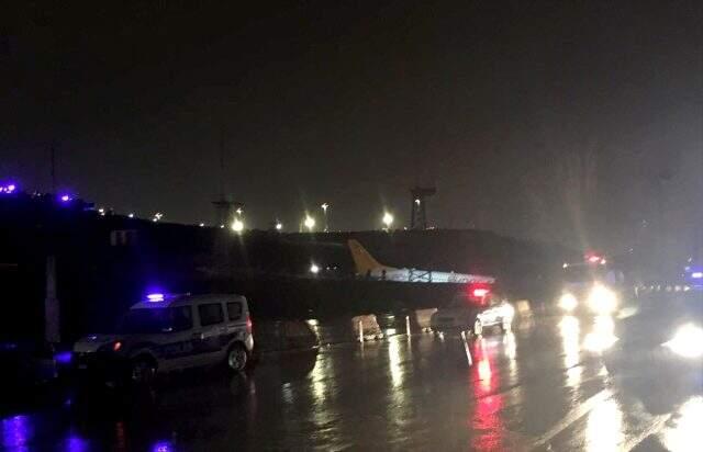 Son Dakika: Sabiha Gökçen'de pistten çıkan uçak parçalandı