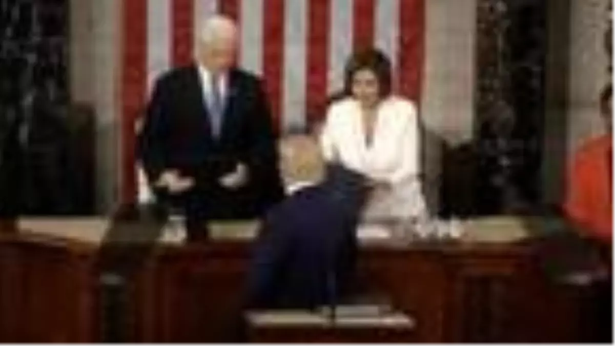 Trump Pelosi'nin elini sıkmadı, Pelosi de Trump'ın konuşma metnini yırttı