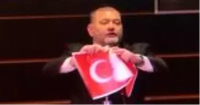 Türkücü Kenan Uçkan, Türk bayrağını yırtan ırkçı Yunan milletvekilini yumruklayarak formunu koruyor