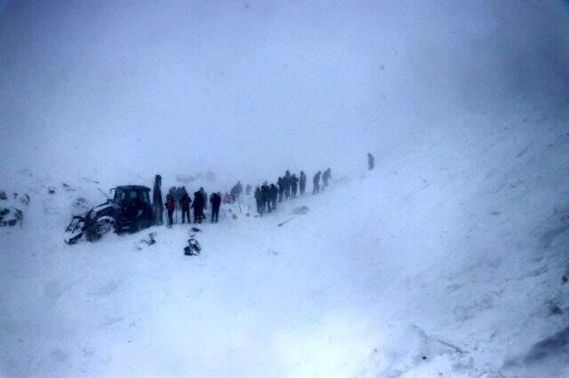 Van'daki felakette ekipler çığ altındakilere uzun çubuklarla ulaşmaya çalışıyor.