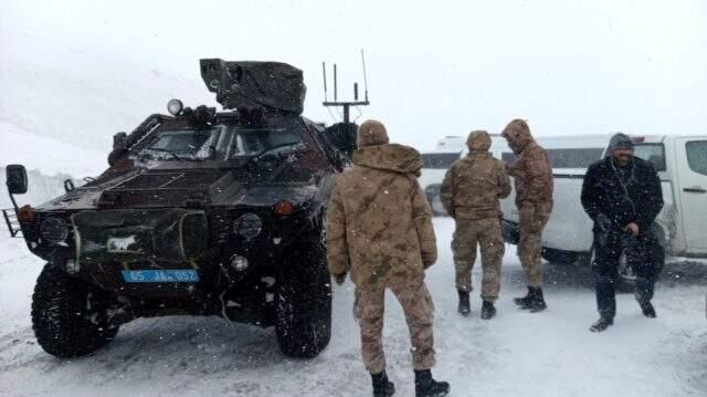 Van'daki felakette ekipler çığ altındakilere uzun çubuklarla ulaşmaya çalışıyor.