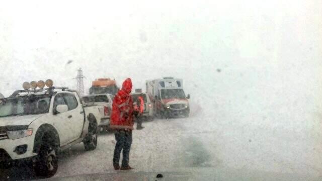 Van'daki felakette ekipler çığ altındakilere uzun çubuklarla ulaşmaya çalışıyor.