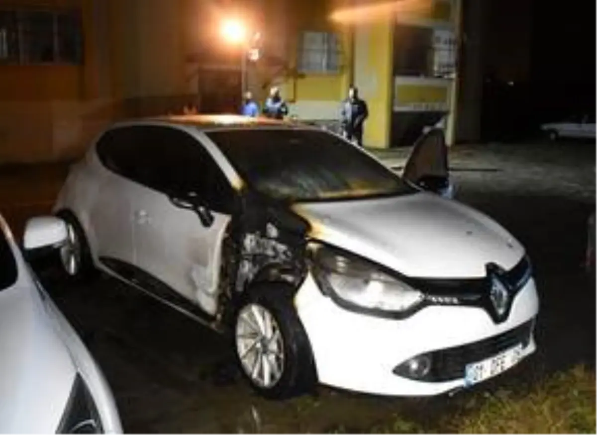 Adana'da kundaklanan otomobilde hasar oluştu