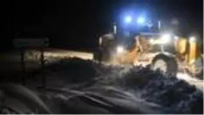 Ağrı'da 2 hasta kar nedeniyle 4 saatlik çalışmanın ardından hastaneye ulaştırıldı Ağrı'da 2 hasta kar nedeniyle 4 saatlik çalışmanın ardından hastaneye ulaştırıldı