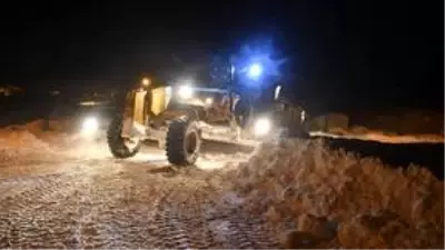 Ağrı'da 2 hasta kar nedeniyle 4 saatlik çalışmanın ardından hastaneye ulaştırıldı