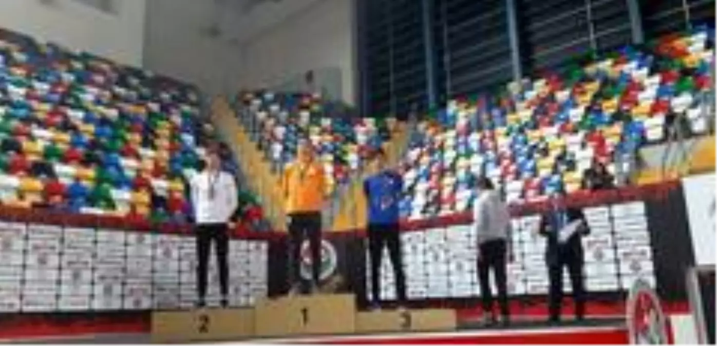 Atilla Göktuğ Taşdelen'den bronz madalya