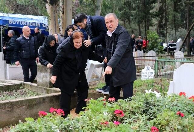 Babası Talat Terim'in ölüm yıl dönümünde, Fatih Terim ve annesi gözyaşlarını tutamadı