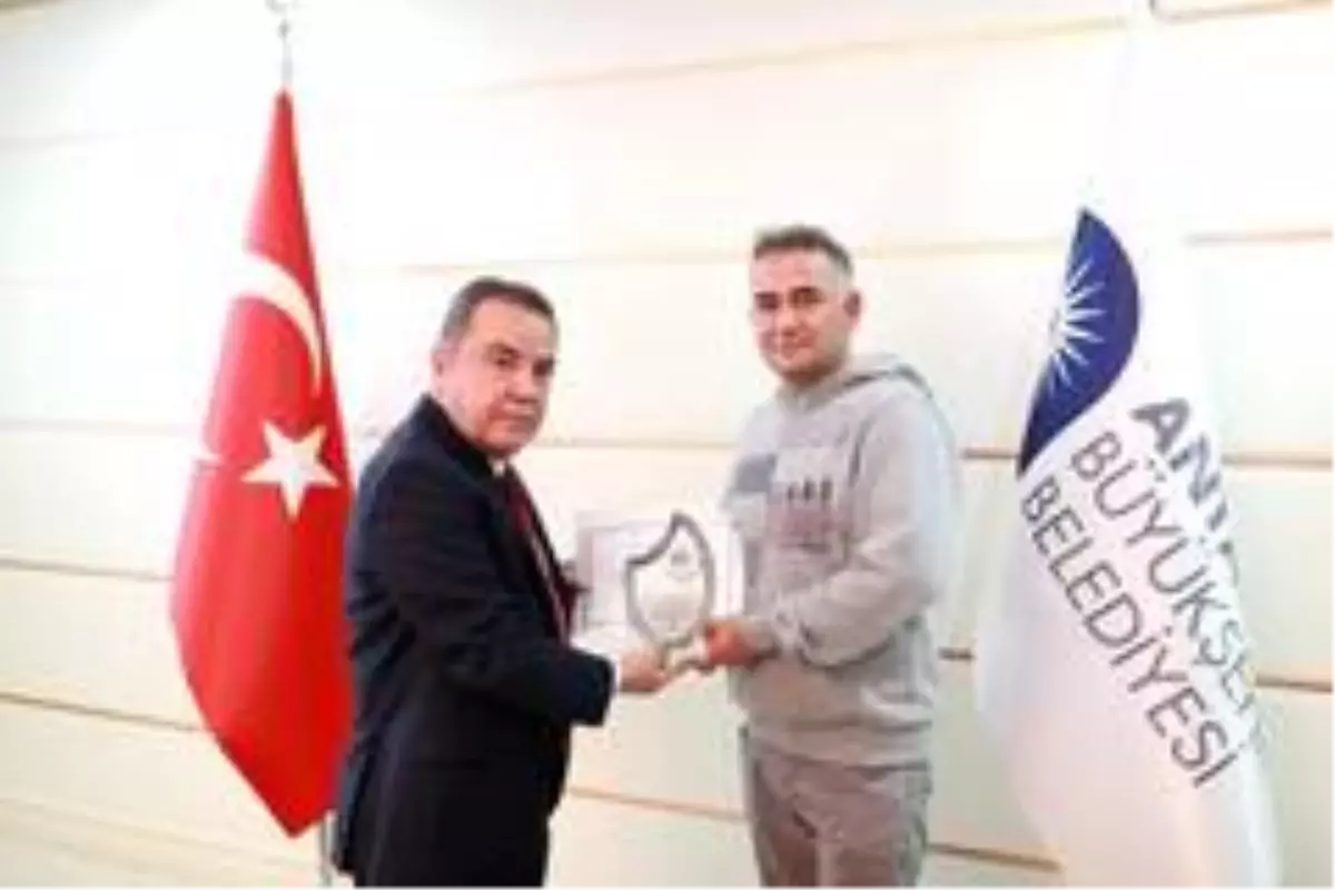 Başkan Böcek'ten Elazığ'da görev alan ekibe plaket