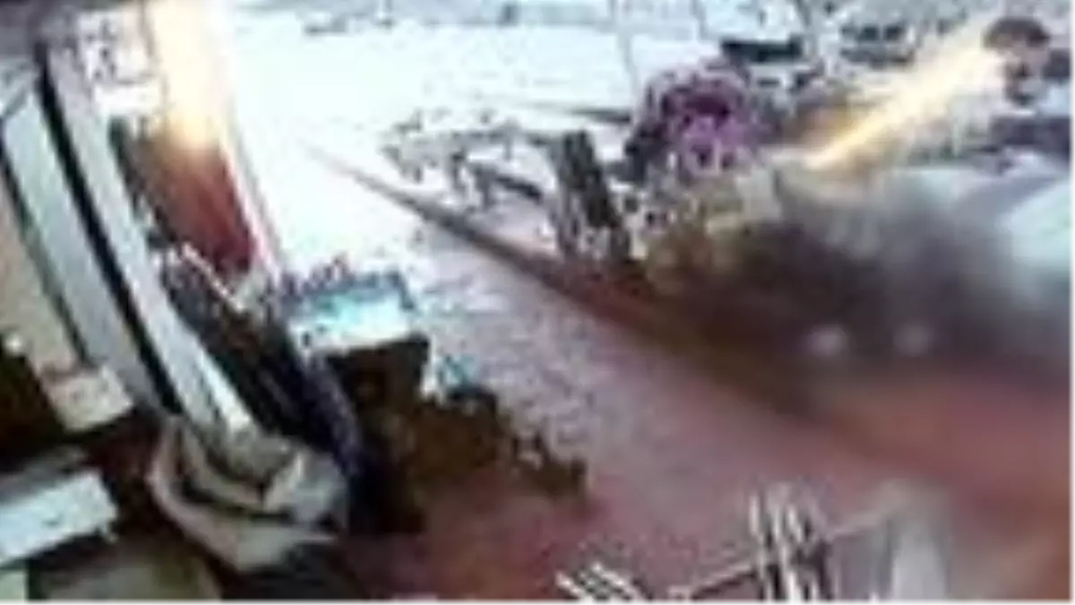 Büyükçekmece'de otomobil dükkana böyle daldı