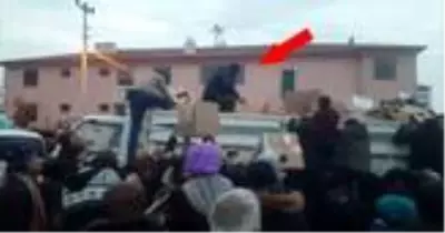 Elazığ'da depremzedelere yapılan yardım sırasında kaydedilen görüntüler tepki topladı Elazığ'da depremzedelere yapılan yardım sırasında kaydedilen görüntüler tepki topladı