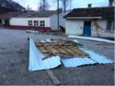 Ordu'da fırtına çatıları uçurdu; ilçelerde okullar tatil edildi